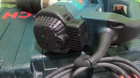 เครื่องสกัดคอนกรีตไฟฟ้า ยี่ห้อ BOSCH รุ่น GSH 388 X  สภาพพร้อมใช้งาน มีกล่องเก็บเรียบร้อยครับ