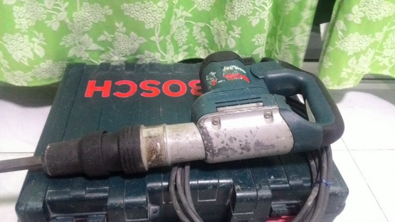 เครื่องสกัดคอนกรีตไฟฟ้า ยี่ห้อ BOSCH รุ่น GSH 388 X  สภาพพร้อมใช้งาน มีกล่องเก็บเรียบร้อยครับ