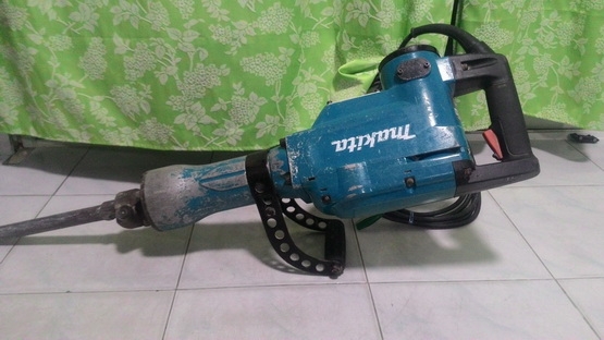 เครื่องสกัดคอนกรีต makita hm 1306 แท้ๆ สภาพดีผ่านการใช้งานมาน้อยครับ