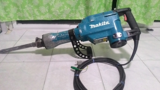 เครื่องสกัดคอนกรีต makita hm 1306 แท้ๆ สภาพดีผ่านการใช้งานมาน้อยครับ