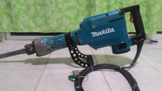 เครื่องสกัดคอนกรีต makita hm 1306 แท้ๆ สภาพดีผ่านการใช้งานมาน้อยครับ