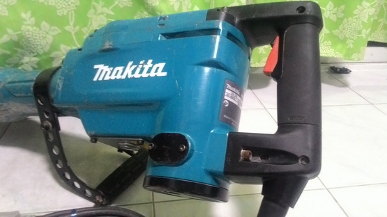 เครื่องสกัดคอนกรีต makita hm 1306 แท้ๆ สภาพดีผ่านการใช้งานมาน้อยครับ