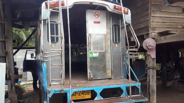 ขายรถ6ล้อ หลังคากระจก ISUZU100แรงฝาดำ แชชซีสวย เครื่องดี ยางดี สภาพพร้อมวิ่งโดยสาร พื้นดี หลังคาสวย เอกสารเล่มทะเบียนพร้อมโอน ยกเลิกเส้นทางให้