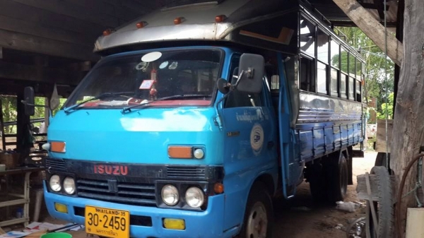 ขายรถ6ล้อ หลังคากระจก ISUZU100แรงฝาดำ แชชซีสวย เครื่องดี ยางดี สภาพพร้อมวิ่งโดยสาร พื้นดี หลังคาสวย เอกสารเล่มทะเบียนพร้อมโอน ยกเลิกเส้นทางให้