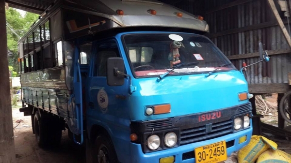 ขายรถ6ล้อ หลังคากระจก ISUZU100แรงฝาดำ แชชซีสวย เครื่องดี ยางดี สภาพพร้อมวิ่งโดยสาร พื้นดี หลังคาสวย เอกสารเล่มทะเบียนพร้อมโอน ยกเลิกเส้นทางให้