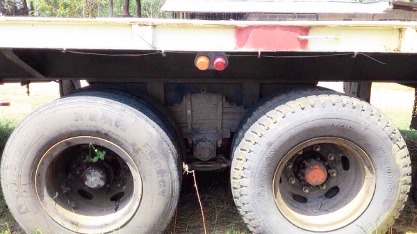 ขายด่วน หางพ่วงพื้นเรียบ 2 เพลา ความยาว 10.50 เมตรสภาพดีพร้อมใช้งานได้เลยครับ ช่วงล่างแน่นดีคัชซีสวยไม่มีแตกบวม ยางสภาพดี 8 เส้นประมาณ 65\% เอกสารทะเบียนครบ ราคาต่อรองได้ครับ