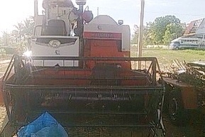 KUBOTA DC-60 + หางพ่วงลากรถเกี่ยว สภาพดีทั้งรถเกี่ยวข้าวและหางพร้อมทำงานได้เลยครับ รถเกี่ยวแบบรองกระสอบ เครื่องยนต์แรงดีมากครับไม่มีเยิ้มใช้งานประหยัดน้ำมันดีครับ มีเอกสารเล่มทะเบียนครบพร้อมโอน ราคาต่อรองได้ครับ