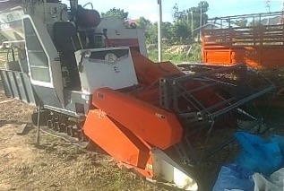 KUBOTA DC-60 + หางพ่วงลากรถเกี่ยว สภาพดีทั้งรถเกี่ยวข้าวและหางพร้อมทำงานได้เลยครับ รถเกี่ยวแบบรองกระสอบ เครื่องยนต์แรงดีมากครับไม่มีเยิ้มใช้งานประหยัดน้ำมันดีครับ มีเอกสารเล่มทะเบียนครบพร้อมโอน ราคาต่อรองได้ครับ