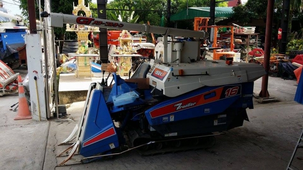 รถเกี่ยวข้าวพร้อมนวดข้าวในตัว แบบนั่งขับ เก่าญี่ปุ่น  ISEKI  Frontier 16 สภาพสวย