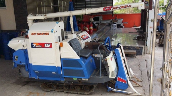 รถเกี่ยวข้าวพร้อมนวดข้าวในตัว แบบนั่งขับ เก่าญี่ปุ่น  ISEKI  Frontier 16 สภาพสวย