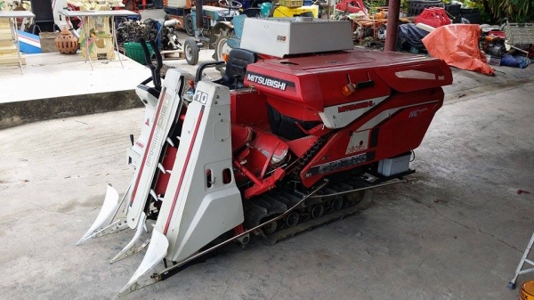 รถเกี่ยวข้าวพร้อมนวดข้าวในตัว แบบนั่งขับ เก่าญี่ปุ่น MITSUBISHI MC10  สภาพสวย เครื่องยนต์ติดง่ายพร้อมใช้งาน ไม่เคยใช้งานในไทย