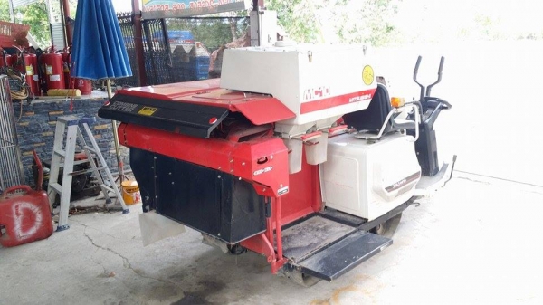 รถเกี่ยวข้าวพร้อมนวดข้าวในตัว แบบนั่งขับ เก่าญี่ปุ่น MITSUBISHI MC10  สภาพสวย เครื่องยนต์ติดง่ายพร้อมใช้งาน ไม่เคยใช้งานในไทย