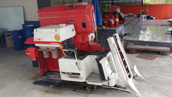 รถเกี่ยวข้าวพร้อมนวดข้าวในตัว แบบนั่งขับ เก่าญี่ปุ่น MITSUBISHI MC10  สภาพสวย เครื่องยนต์ติดง่ายพร้อมใช้งาน ไม่เคยใช้งานในไทย