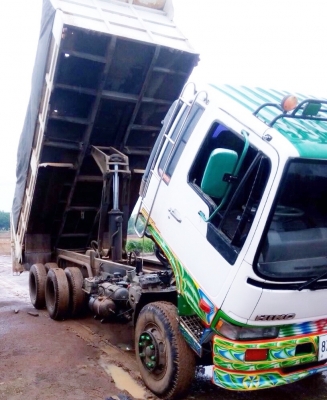 HINO F17 - 195 HP HO7D สิบล้อดั๊มพ์ 2 เพลา กระบะดั๊มพ์เหล็ก 12 ตันสภาพสวยพร้อมบรรทุกหนักได้เลยครับ เครื่องยนต์วางใหม่ลงเล่มครบพร้อม วางหัวเก๋งไฮเทคอย่างสวยลงเล่ม ภายในเก๋งคอนโซลสวยครบ พวงมาลัยเพาเวอร์ ระบบเบรคทริ๊ปฟี้ครบครัน ช่วงล่างแน่นดีคัชซีไม่มีบวม ยา