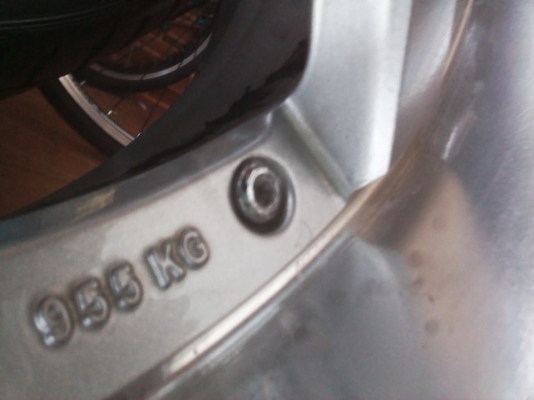 ขายถูก ขอบ20 กว้าง 8.5 ทั้ง 4 วง 5รู 114.3 ออฟ 42 สภาพโดยรวมยังเงา รอบไม่มีเบียด ไม่เคยซ่อมหรือทำสีหรือปัดเงาใดๆ ราคาพร้อมยาง 4เส้น ราคา11,900 บาท นัด กทม.ได้ครับ