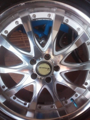 ขายถูก ขอบ20 กว้าง 8.5 ทั้ง 4 วง 5รู 114.3 ออฟ 42 สภาพโดยรวมยังเงา รอบไม่มีเบียด ไม่เคยซ่อมหรือทำสีหรือปัดเงาใดๆ ราคาพร้อมยาง 4เส้น ราคา11,900 บาท นัด กทม.ได้ครับ