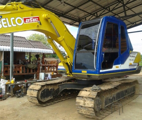 KOBELCO MARK III SK 120 เครื่องเดิมปั๊มเดิมๆทำงานได้เร็วดีไม่มีโหลดครับ ภายในเก๋งสะอาดสวย ไฟฟ้าหน้าจอครบ แอร์เย็น ภายนอกบอดี้สวยๆบูมอาร์มไม่มีปะ ช่วงล่างเอวแน่น เฟลมสวยไม่ผุ โรลเลอร์โซ่ใบแทรกสภาพดีประมาณ 70\% พร้อมใช้งาน เอกสารใบอินวอย ราคาต่อรองได้ครับ