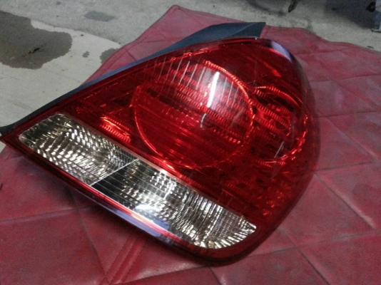 ไฟท้าย Sunny Neo ท้ายแตงโม ข้างขวา ของแท้มือสอง ขั้วหลอดสายไฟครบ