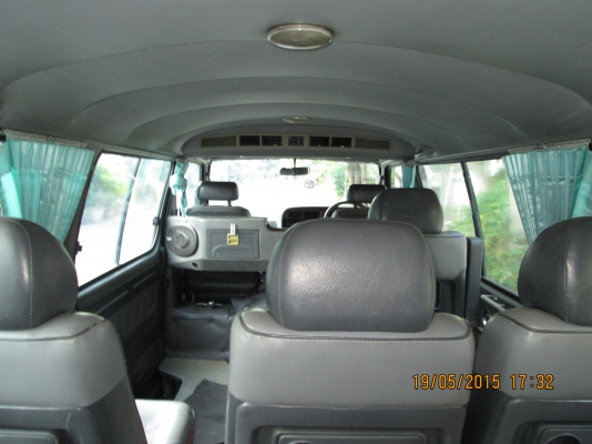 รถตู้หลังคาเตี้ยช่วงยาว