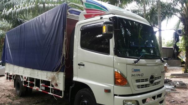 รถฮีโน่ 6 ล้อ หลังถนน  FC9J  175 แรงม้า. ปี 58  (  รถวิ่ง 1,5xx  กว่า กม.  )    สนใจติดต่อ  081 - 6079515