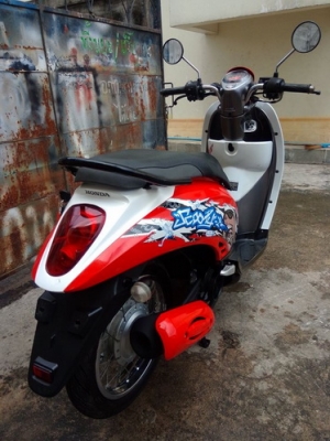 Honda Scoopy-i สีแดง-ดำ ลายแอคทีฟบอย สวยๆประหยัดน้ำมัน Honda Scoopy-i สีแดง-ดำ ลายแอคทีฟบอย สวยๆประหยัดน้ำมัน