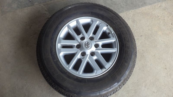 ขายแม็ก VIGO ขอบ 17 นิ้ว พร้อมยาง บริดสโตน265/65/17 ปี12 1 ชุด ใหม่ครับ