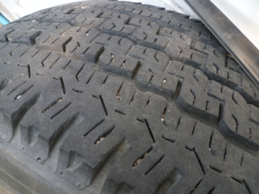 ขายยาง แม๊กซิส ขอบ15 225/70 ราคา 4000  โทร 081 3298448