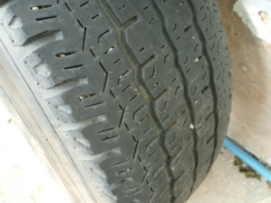 ขายยาง แม๊กซิส ขอบ15 225/70 ราคา 4000  โทร 081 3298448