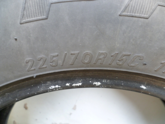 ขายยาง แม๊กซิส ขอบ15 225/70 ราคา 4000  โทร 081 3298448
