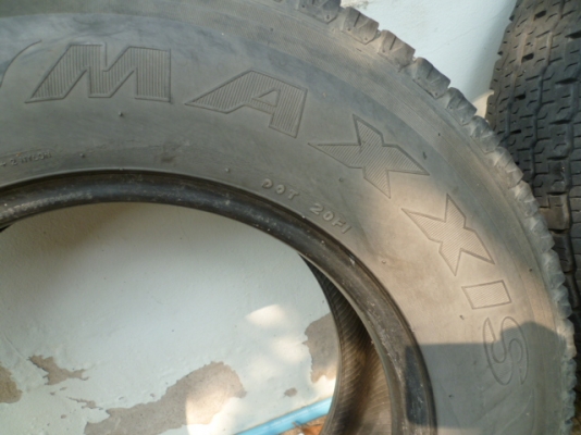 ขายยาง แม๊กซิส ขอบ15 225/70 ราคา 4000  โทร 081 3298448