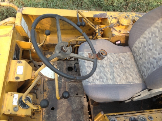 KOMATSU JH30 B รถตักล้อยาง สภาพดีสีสันสดมากครับพร้อมทำงานได้เลย เครื่องเดิมๆแน่นดีไม่มีเยิ้ม ระบบการขับขี่บังคับควบคุมง่าย ไฮดรอลิกส์ไม่มีที่แตกรั่ว ตักได้เกือบ 2 คิวเลยครับ ช่วงล่างยางสภาพดี เอกสารสัญญาซื้อขาย ราคาต่อรองได้นะครับ