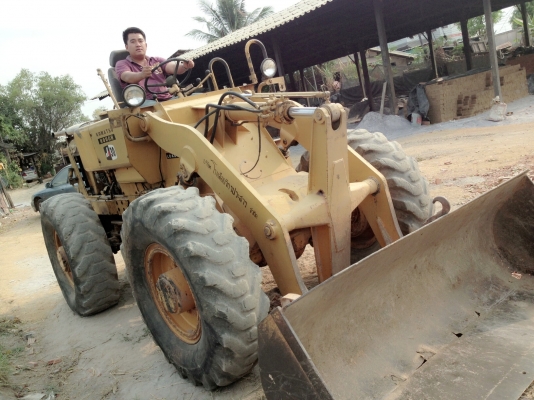 KOMATSU JH30 B รถตักล้อยาง สภาพดีสีสันสดมากครับพร้อมทำงานได้เลย เครื่องเดิมๆแน่นดีไม่มีเยิ้ม ระบบการขับขี่บังคับควบคุมง่าย ไฮดรอลิกส์ไม่มีที่แตกรั่ว ตักได้เกือบ 2 คิวเลยครับ ช่วงล่างยางสภาพดี เอกสารสัญญาซื้อขาย ราคาต่อรองได้นะครับ