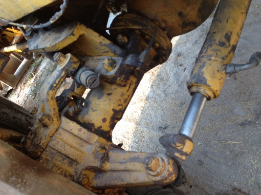 KOMATSU JH30 B รถตักล้อยาง สภาพดีสีสันสดมากครับพร้อมทำงานได้เลย เครื่องเดิมๆแน่นดีไม่มีเยิ้ม ระบบการขับขี่บังคับควบคุมง่าย ไฮดรอลิกส์ไม่มีที่แตกรั่ว ตักได้เกือบ 2 คิวเลยครับ ช่วงล่างยางสภาพดี เอกสารสัญญาซื้อขาย ราคาต่อรองได้นะครับ