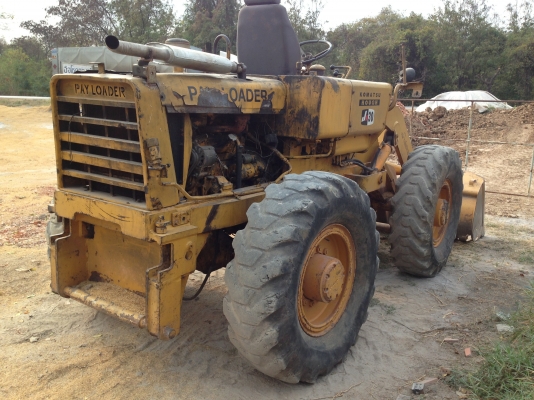 KOMATSU JH30 B รถตักล้อยาง สภาพดีสีสันสดมากครับพร้อมทำงานได้เลย เครื่องเดิมๆแน่นดีไม่มีเยิ้ม ระบบการขับขี่บังคับควบคุมง่าย ไฮดรอลิกส์ไม่มีที่แตกรั่ว ตักได้เกือบ 2 คิวเลยครับ ช่วงล่างยางสภาพดี เอกสารสัญญาซื้อขาย ราคาต่อรองได้นะครับ