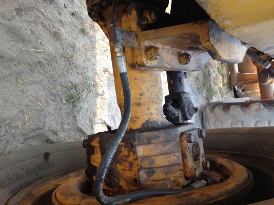 KOMATSU JH30 B รถตักล้อยาง สภาพดีสีสันสดมากครับพร้อมทำงานได้เลย เครื่องเดิมๆแน่นดีไม่มีเยิ้ม ระบบการขับขี่บังคับควบคุมง่าย ไฮดรอลิกส์ไม่มีที่แตกรั่ว ตักได้เกือบ 2 คิวเลยครับ ช่วงล่างยางสภาพดี เอกสารสัญญาซื้อขาย ราคาต่อรองได้นะครับ