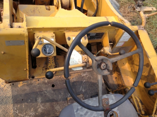 KOMATSU JH30 B รถตักล้อยาง สภาพดีสีสันสดมากครับพร้อมทำงานได้เลย เครื่องเดิมๆแน่นดีไม่มีเยิ้ม ระบบการขับขี่บังคับควบคุมง่าย ไฮดรอลิกส์ไม่มีที่แตกรั่ว ตักได้เกือบ 2 คิวเลยครับ ช่วงล่างยางสภาพดี เอกสารสัญญาซื้อขาย ราคาต่อรองได้นะครับ