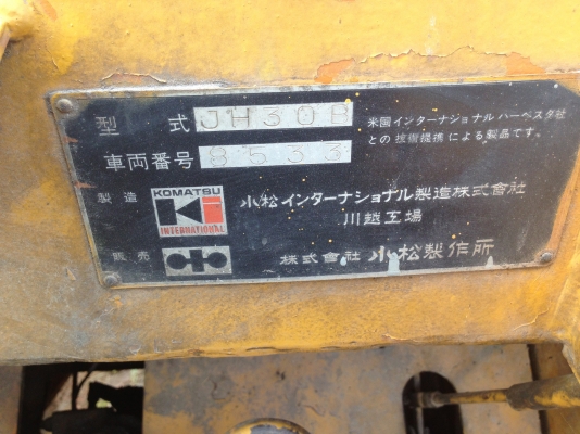 KOMATSU JH30 B รถตักล้อยาง สภาพดีสีสันสดมากครับพร้อมทำงานได้เลย เครื่องเดิมๆแน่นดีไม่มีเยิ้ม ระบบการขับขี่บังคับควบคุมง่าย ไฮดรอลิกส์ไม่มีที่แตกรั่ว ตักได้เกือบ 2 คิวเลยครับ ช่วงล่างยางสภาพดี เอกสารสัญญาซื้อขาย ราคาต่อรองได้นะครับ