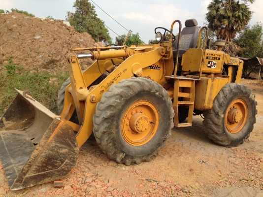 KOMATSU JH30 B รถตักล้อยาง สภาพดีสีสันสดมากครับพร้อมทำงานได้เลย เครื่องเดิมๆแน่นดีไม่มีเยิ้ม ระบบการขับขี่บังคับควบคุมง่าย ไฮดรอลิกส์ไม่มีที่แตกรั่ว ตักได้เกือบ 2 คิวเลยครับ ช่วงล่างยางสภาพดี เอกสารสัญญาซื้อขาย ราคาต่อรองได้นะครับ