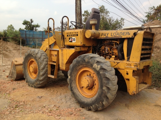 KOMATSU JH30 B รถตักล้อยาง สภาพดีสีสันสดมากครับพร้อมทำงานได้เลย เครื่องเดิมๆแน่นดีไม่มีเยิ้ม ระบบการขับขี่บังคับควบคุมง่าย ไฮดรอลิกส์ไม่มีที่แตกรั่ว ตักได้เกือบ 2 คิวเลยครับ ช่วงล่างยางสภาพดี เอกสารสัญญาซื้อขาย ราคาต่อรองได้นะครับ