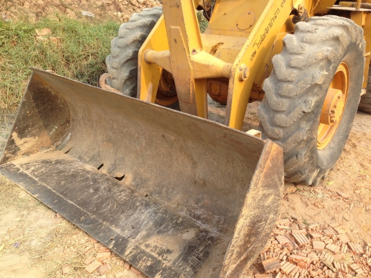 KOMATSU JH30 B รถตักล้อยาง สภาพดีสีสันสดมากครับพร้อมทำงานได้เลย เครื่องเดิมๆแน่นดีไม่มีเยิ้ม ระบบการขับขี่บังคับควบคุมง่าย ไฮดรอลิกส์ไม่มีที่แตกรั่ว ตักได้เกือบ 2 คิวเลยครับ ช่วงล่างยางสภาพดี เอกสารสัญญาซื้อขาย ราคาต่อรองได้นะครับ