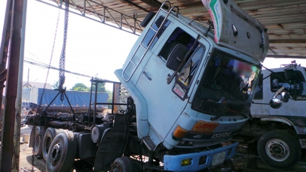 ISUZU  FXZ240  สิบล้อหัวลาก  ขายตามสภาพค่ะ