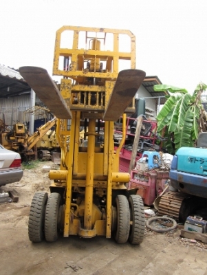 ขายถูก-รถ FROKLIFT (โฟล์คลิฟท์): KOMATSU D3-1 เครื่อง ISUZU: 3 ตัน เสาสูง 4 เมตร งาดั๊มกระดกได้