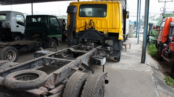 รถหกล้อเก่านอกช่วงล้อต่อดั้มดินลากแชชซี รถหกล้อเก่านอกช่วงล้อต่อดั้มดินลากแชชซี