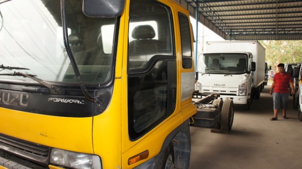 รถหกล้อเก่านอกช่วงล้อต่อดั้มดินลากแชชซี รถหกล้อเก่านอกช่วงล้อต่อดั้มดินลากแชชซี