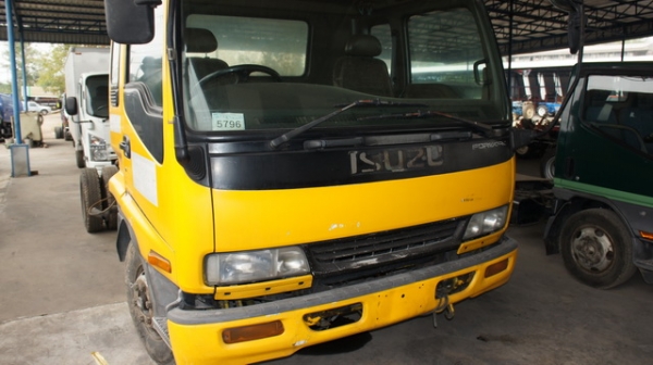 รถหกล้อเก่านอกช่วงล้อต่อดั้มดินลากแชชซี