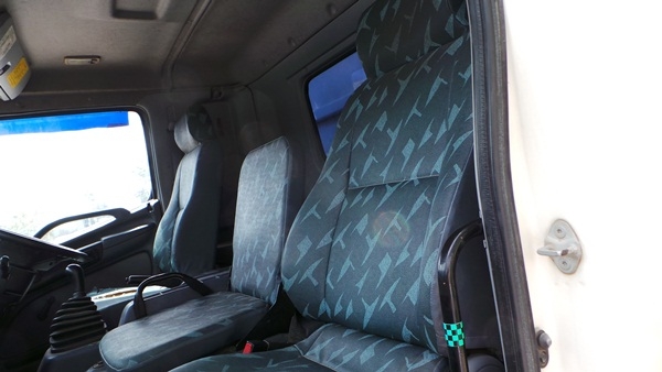 HINO  FG220  แรงม้า  ปี 05  หัวบางเดิม  เครื่องเดิม  คัซซีสวยค่ะ