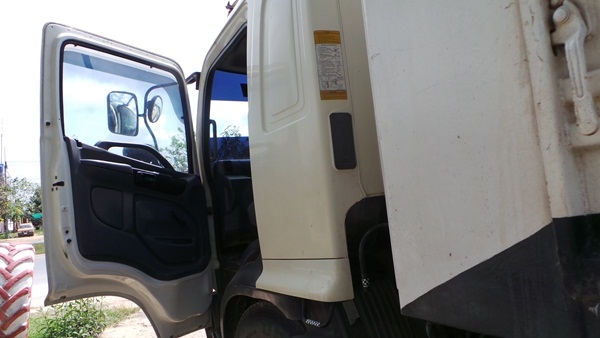 HINO  FG220  แรงม้า  ปี 05  หัวบางเดิม  เครื่องเดิม  คัซซีสวยค่ะ