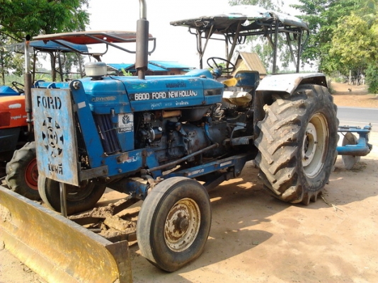 FORD 6600 - 1 เพลา เครื่อง T3 เต็มตัว อุปกรณ์ครบพร้อม มีใบดันหน้า ผานพรวนดิน 3 ผานพรวนดิน 6 ช่วงล่างแน่นดีมาก ยางสภาพดี 4 เส้นหน้าหลังพร้อมลุยงานได้เลยครับ เอกสารสัญญาซื้อขาย ราคาต่่อรองได้ครับ