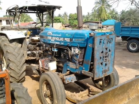 FORD 6600 - 1 เพลา เครื่อง T3 เต็มตัว อุปกรณ์ครบพร้อม มีใบดันหน้า ผานพรวนดิน 3 ผานพรวนดิน 6 ช่วงล่างแน่นดีมาก ยางสภาพดี 4 เส้นหน้าหลังพร้อมลุยงานได้เลยครับ เอกสารสัญญาซื้อขาย ราคาต่่อรองได้ครับ