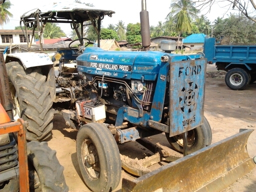 FORD 6600 - 1 เพลา เครื่อง T3 เต็มตัว อุปกรณ์ครบพร้อม มีใบดันหน้า ผานพรวนดิน 3 ผานพรวนดิน 6 ช่วงล่างแน่นดีมาก ยางสภาพดี 4 เส้นหน้าหลังพร้อมลุยงานได้เลยครับ เอกสารสัญญาซื้อขาย ราคาต่่อรองได้ครับ